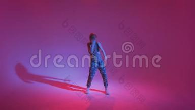 年轻<strong>时尚</strong>的女孩在工作室跳舞的彩色霓虹灯背景。 音乐d j<strong>海报设计</strong>..